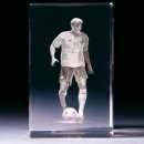 3D Kristallglas Fussballspieler dribbelnd